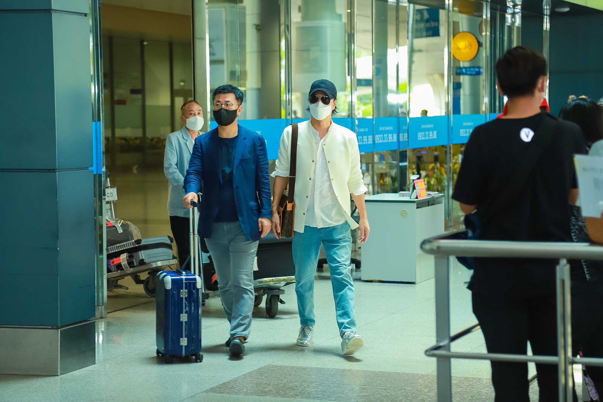 Glass Shoes actor Han Jae Suk came to Vietnam and held Ly Nha Ky's hand at the airport - Photo 1.