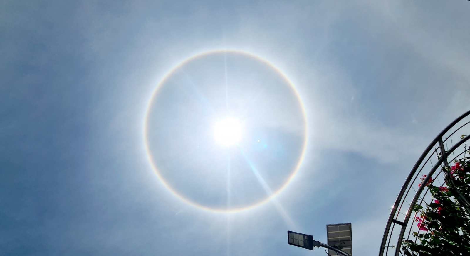 Lao Cai people rush to hunt for photos of the sun's halo - Photo 1.