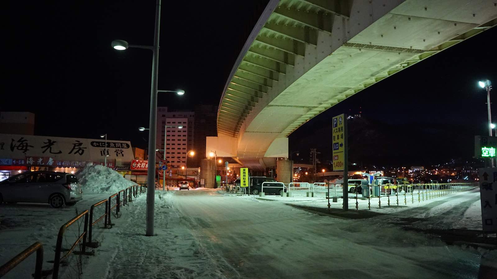 What is the overwhelming scene of the winter land of Hokkaido, watching the sea while playing in the snow?  - Photo 1.