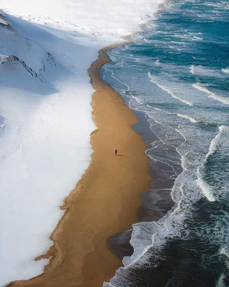 What is the overwhelming scene of the winter land of Hokkaido, watching the sea while playing in the snow?  - Picture 12.