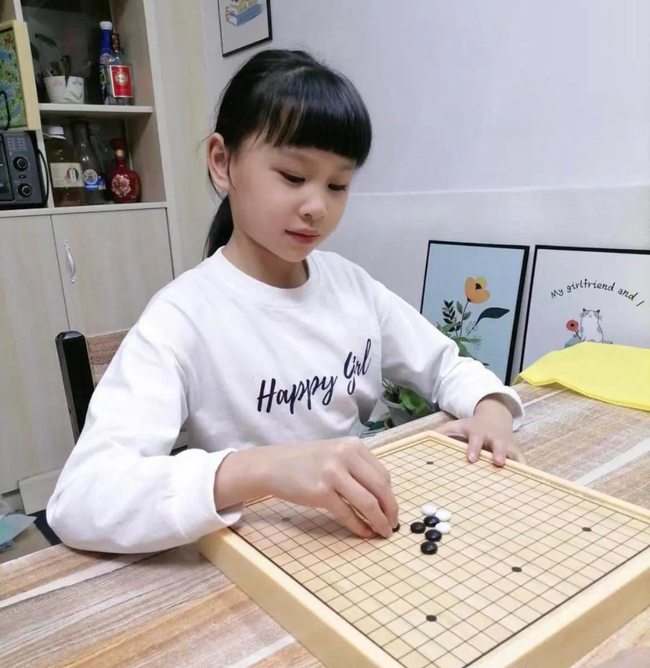 The father from a young age allowed his two daughters to practice this subject: A few years later, the two children became masters of learning, superior IQ - Photo 3.