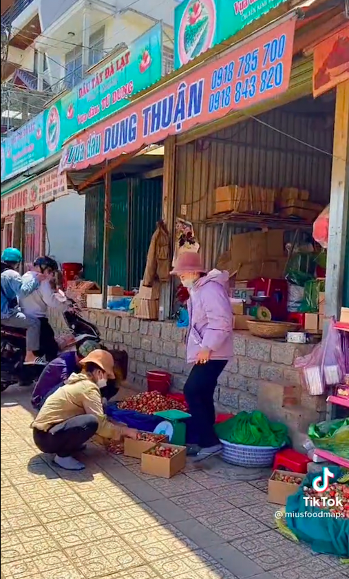 Đi chợ Đà Lạt mua dâu hay gặp “hàng độn” quả hư, quả dập, cô gái ấm ức quyết tìm địa điểm bán dâu cực ngon đáng để tham khảo - Ảnh 5.