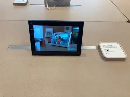 Inside the first Meta Store: The design is monotonous, just like a wearable store, not surreal - Photo 4. Inside the first Meta Store: The design is monotonous, just like a wearable store, not surreal - Photo 4.