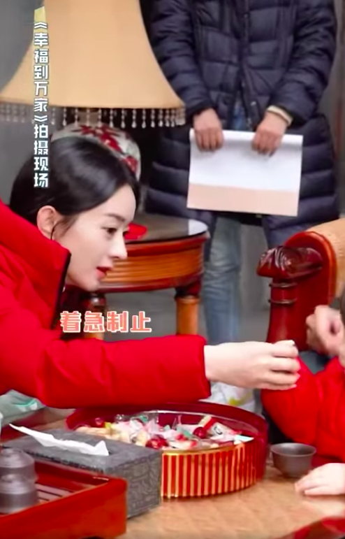 Triệu Lệ Dĩnh chơi đ&ugrave;a với em b&eacute; tr&ecirc;n phim trường, v&igrave; qu&aacute; nhớ con trai n&ecirc;n bộc lộ bản năng l&agrave;m mẹ?  - Ảnh 4.