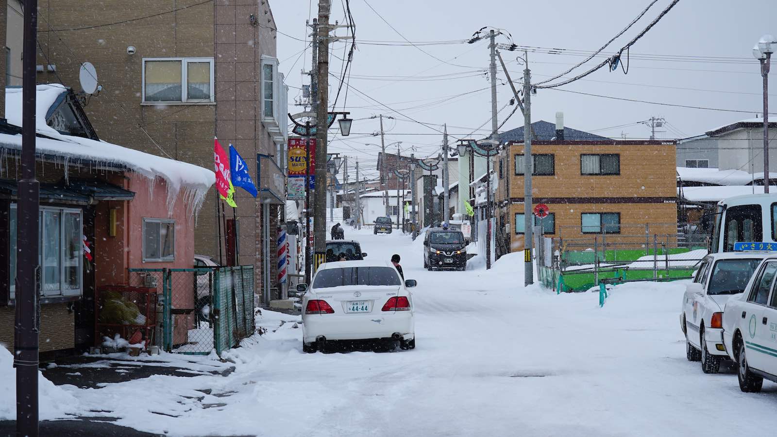 What is the overwhelming scene of the winter land of Hokkaido, watching the sea while playing in the snow?  - Photo 7.