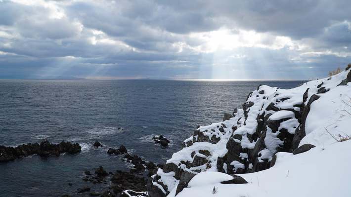 What is the overwhelming scene of the winter land of Hokkaido, watching the sea while playing in the snow?  - Picture 10.