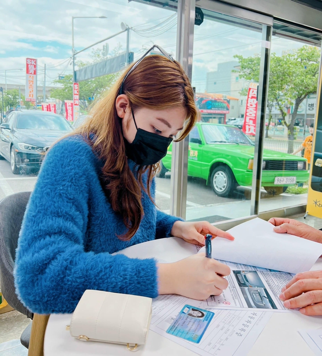   The 9x girl was planning to go see and play, but she immediately met a car she liked, so she 