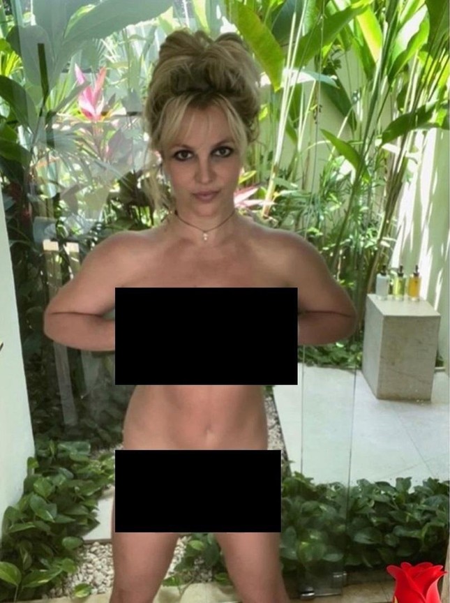 Britney Spears liên tục tung ảnh khỏa thân gây tranh cãi, Kim Kardashian nằm không dính đạn - Ảnh 2.