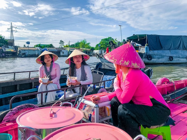 Painted pink boats stand out in the middle of Cai Rang market, the wife and her husband sell vermicelli and sell hundreds of bowls every day - Photo 1.