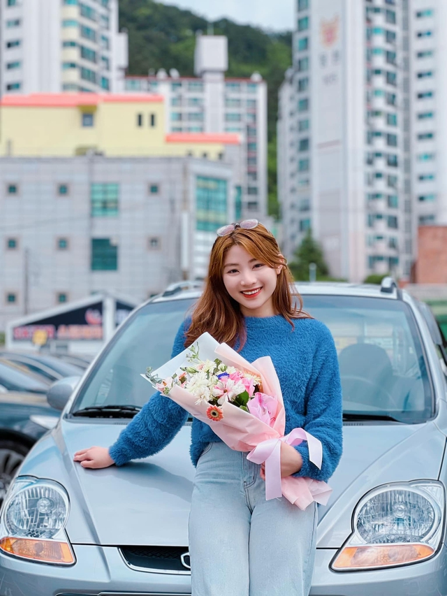   The 9x girl was about to go to see a game, but she immediately met a car she liked, so she 