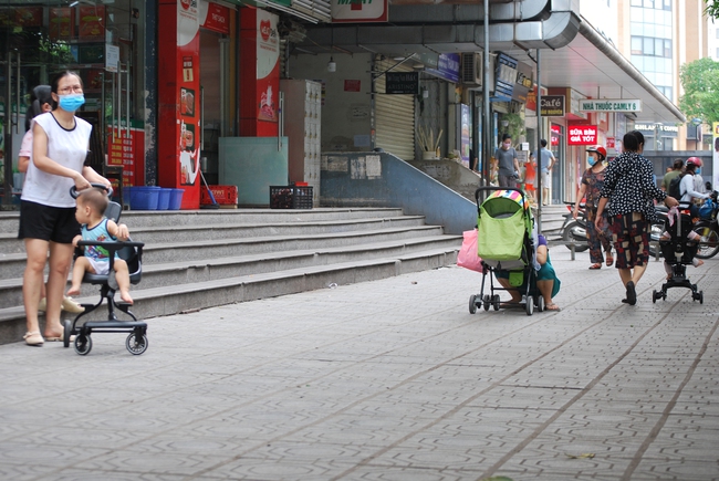 Hà Nội: Bé trai bị vật thể lạ rơi trúng đầu khi đi bộ dưới sân chung cư, công an vào cuộc điều tra - Ảnh 4.