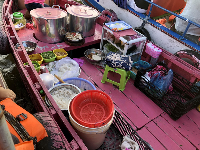 Painted pink boats stand out in the middle of Cai Rang market, the wife and her husband sell vermicelli and sell hundreds of bowls every day - Photo 3.