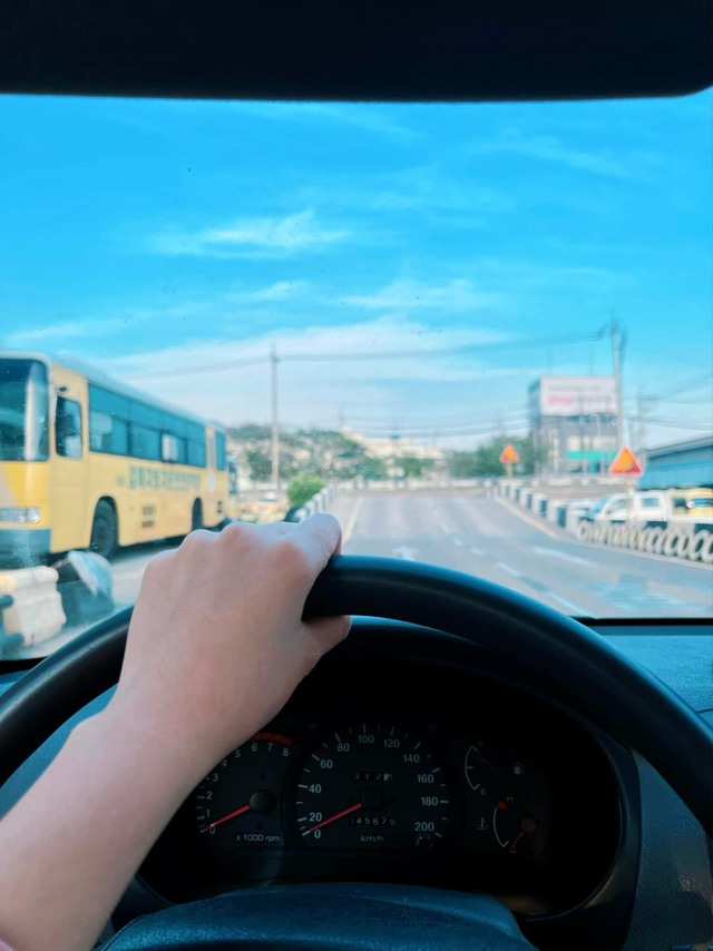   The 9x girl was planning to go to see a game, but she immediately met a car she liked, so she 