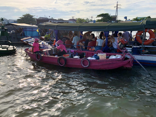 Painted pink boats stand out in the middle of Cai Rang market, the wife and her husband sell vermicelli and sell hundreds of bowls every day - Photo 4.