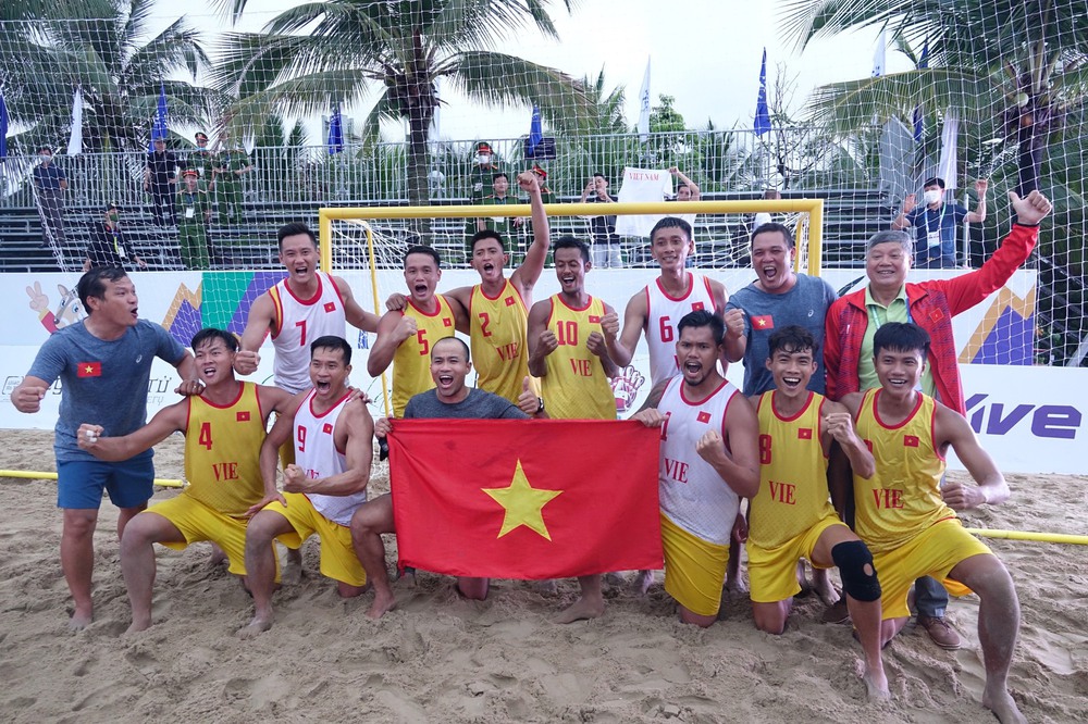 Breaking through quickly, the Vietnamese team surpassed Malaysia and won the first place in the SEA Games medal chart - Photo 5.