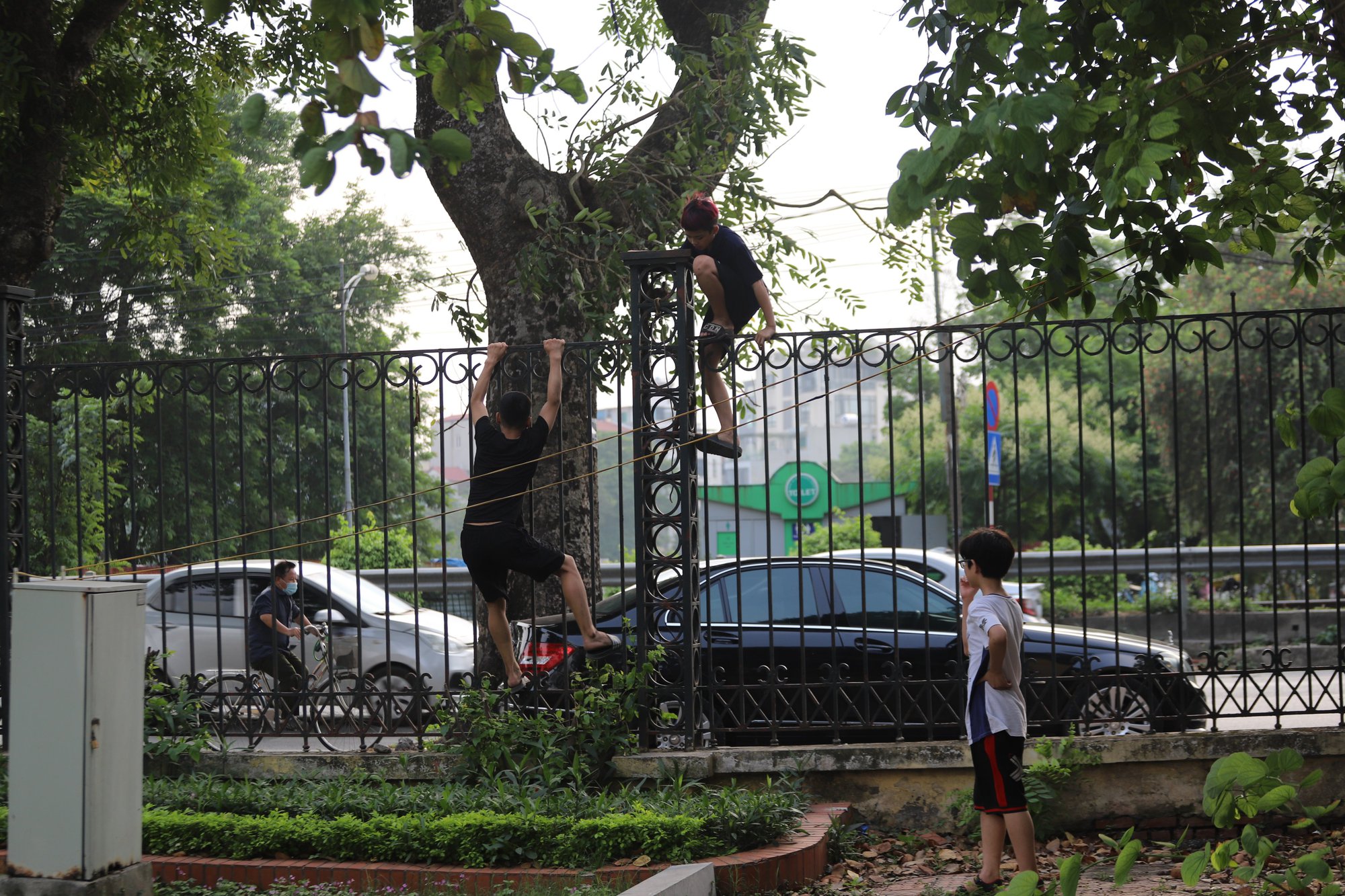 Nghịch lý thu phí quần dài nhưng lại miễn phí quần đùi, đại diện Công viên Thống Nhất lên tiếng - Ảnh 3. Nghịch lý thu phí quần dài nhưng lại miễn phí quần đùi, đại diện Công viên Thống Nhất lên tiếng - Ảnh 3.