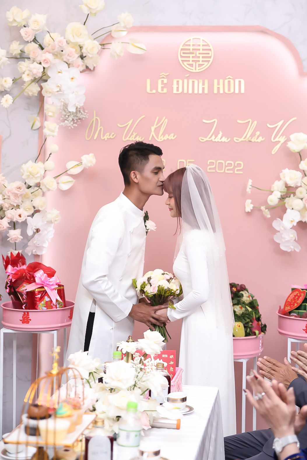 Vợ Mạc Văn Khoa nhận sính lễ khủng trong lễ ăn hỏi, con gái xuất hiện với biểu cảm đáng yêu - Ảnh 6. Vợ Mạc Văn Khoa nhận sính lễ khủng trong lễ ăn hỏi, con gái xuất hiện với biểu cảm đáng yêu - Ảnh 6.