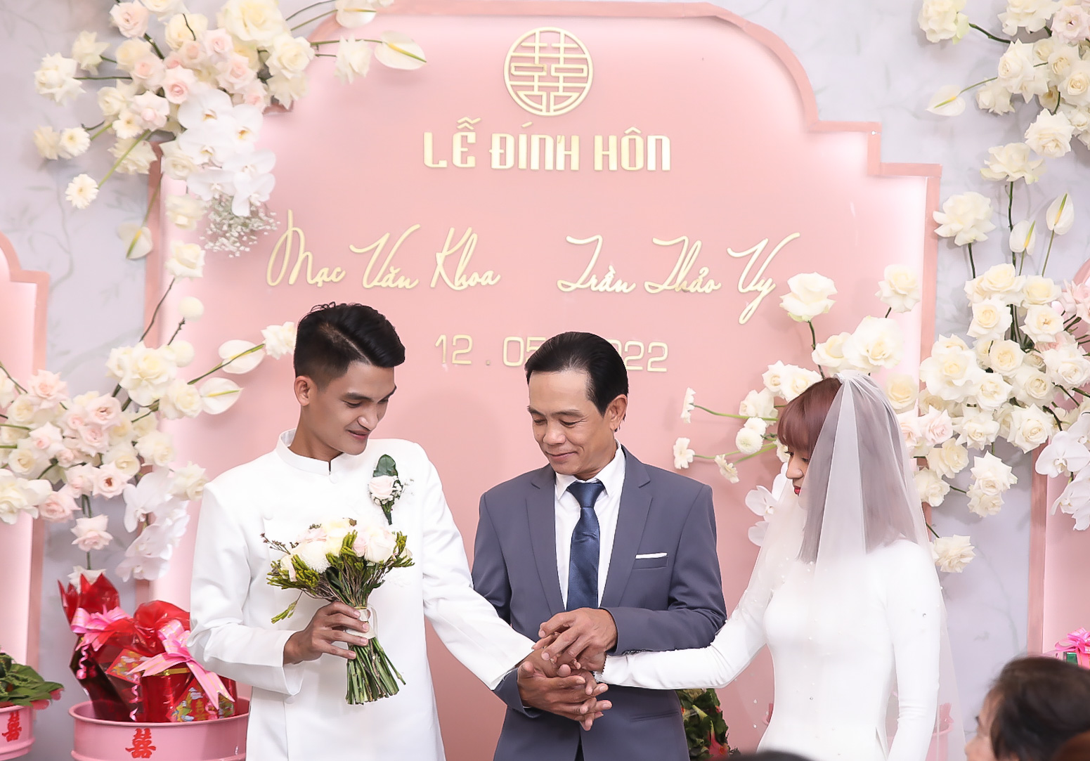 Vợ Mạc Văn Khoa nhận sính lễ khủng trong lễ ăn hỏi, con gái xuất hiện với biểu cảm đáng yêu - Ảnh 5. Vợ Mạc Văn Khoa nhận sính lễ khủng trong lễ ăn hỏi, con gái xuất hiện với biểu cảm đáng yêu - Ảnh 5.