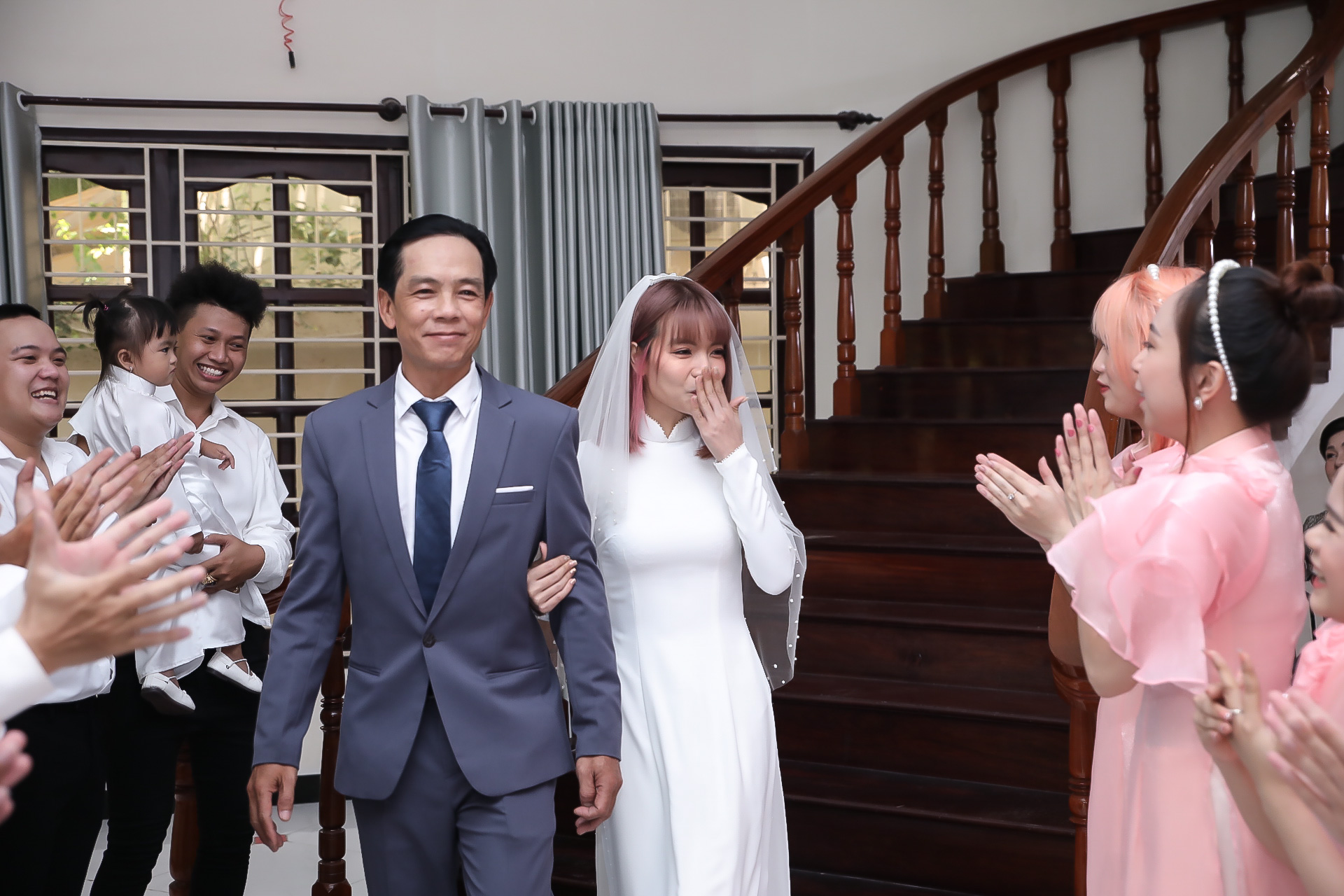 Vợ Mạc Văn Khoa nhận sính lễ khủng trong lễ ăn hỏi, con gái xuất hiện với biểu cảm đáng yêu - Ảnh 3. Vợ Mạc Văn Khoa nhận sính lễ khủng trong lễ ăn hỏi, con gái xuất hiện với biểu cảm đáng yêu - Ảnh 3.