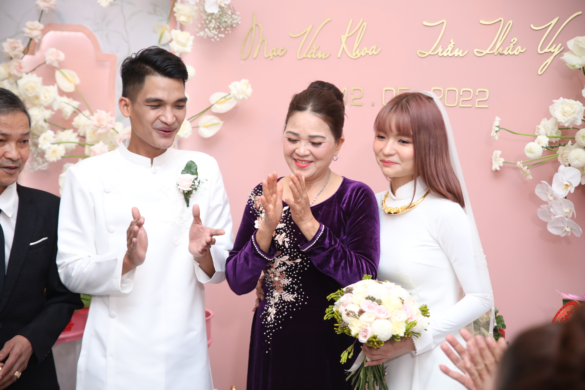 Vợ Mạc Văn Khoa nhận sính lễ khủng trong lễ ăn hỏi, con gái xuất hiện với biểu cảm đáng yêu - Ảnh 8. Vợ Mạc Văn Khoa nhận sính lễ khủng trong lễ ăn hỏi, con gái xuất hiện với biểu cảm đáng yêu - Ảnh 8.