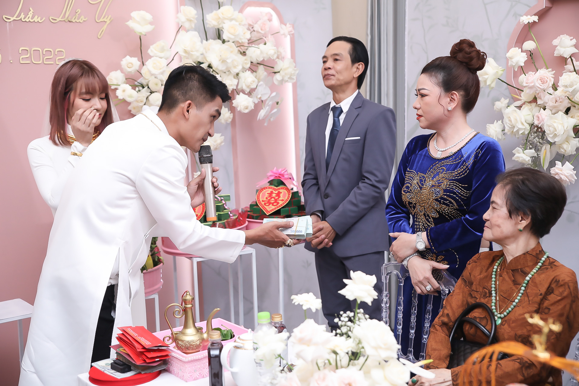 Vợ Mạc Văn Khoa nhận sính lễ khủng trong lễ ăn hỏi, con gái xuất hiện với biểu cảm đáng yêu - Ảnh 10. Vợ Mạc Văn Khoa nhận sính lễ khủng trong lễ ăn hỏi, con gái xuất hiện với biểu cảm đáng yêu - Ảnh 10.