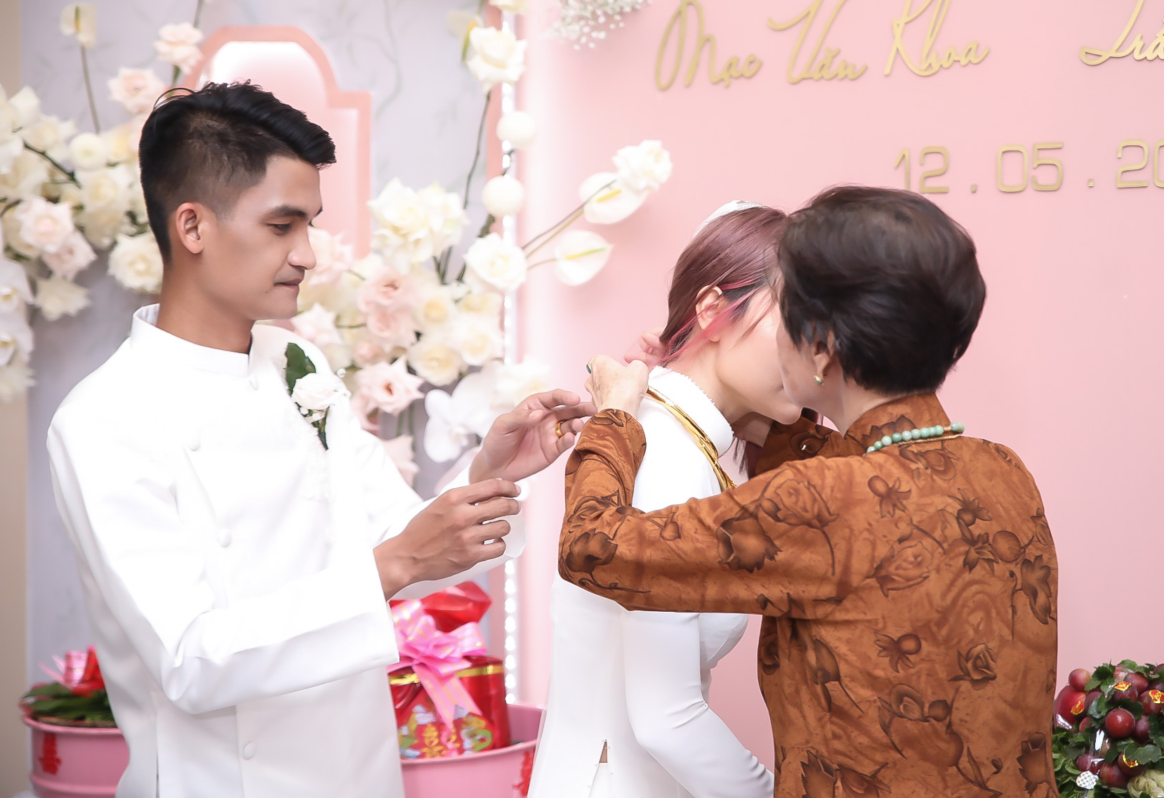 Vợ Mạc Văn Khoa nhận sính lễ khủng trong lễ ăn hỏi, con gái xuất hiện với biểu cảm đáng yêu - Ảnh 9. Vợ Mạc Văn Khoa nhận sính lễ khủng trong lễ ăn hỏi, con gái xuất hiện với biểu cảm đáng yêu - Ảnh 9.