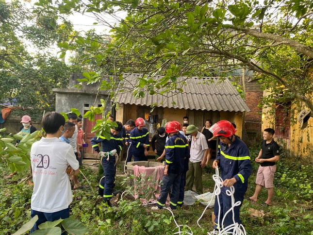 Thanh Hoá: Cứu sống người đàn ông nghi mắc kẹt nhiều ngày dưới giếng - Ảnh 1.