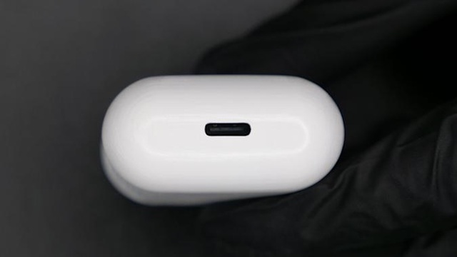 Not waiting for Apple, the engineer made the world's first AirPods with a USB-C port - Photo 1.