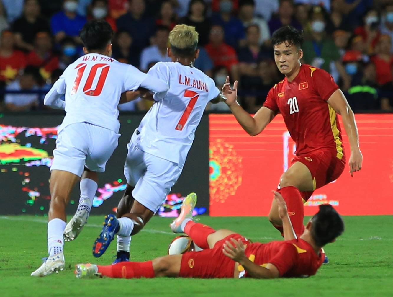 Xuất sắc đánh bại U23 Myanmar với tỷ số 1-0, tuyển U23 Việt Nam rộng cửa vào bán kết SEA Games - Ảnh 2.