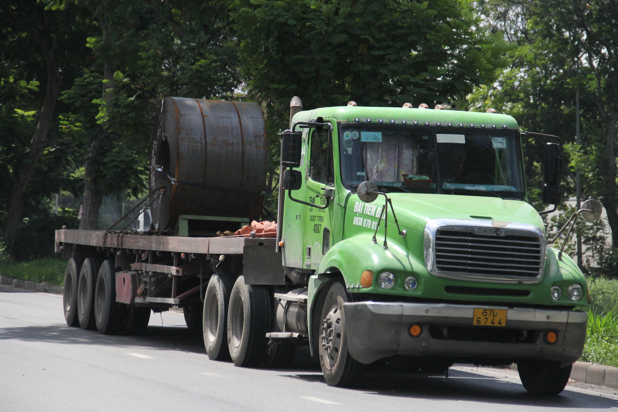 TP.HCM: Nhiều xe đầu kéo chở cuộn thép hàng chục tấn bị xử phạt, tạm giữ  bằng lái tài xế