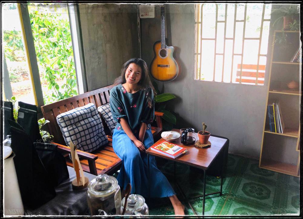 Leaving high heels to the forest, wearing boots as a farmer, the girl responded strongly to the question of poor grace - Photo 1.