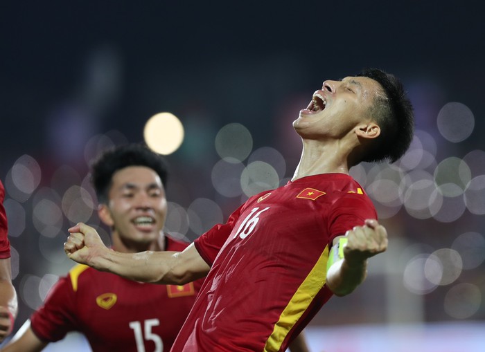 Khoảnh khắc đẹp: Đỗ Hùng Dũng ăn mừng cuồng nhiệt khi ghi bàn mở toang cánh cửa vào bán kết cho U23 Việt Nam - Ảnh 1.