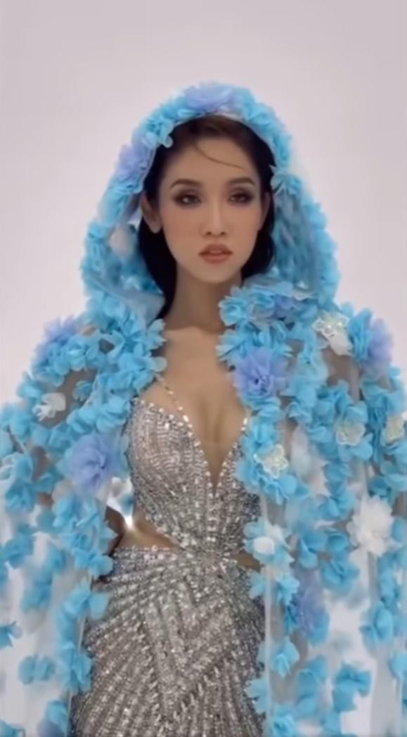 Mặc lại váy của Hoa hậu Thuỳ Tiên, người đẹp chuyển giới Đỗ Nhật Hà khoe vòng 1 nóng bỏng - Ảnh 1.