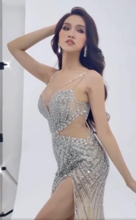 Mặc lại váy của Hoa hậu Thuỳ Tiên, người đẹp chuyển giới Đỗ Nhật Hà khoe vòng 1 nóng bỏng - Ảnh 2.