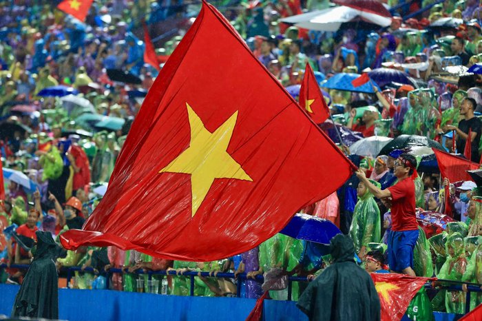 CĐV đội mưa 3 trận liền cổ vũ U23 Việt Nam - Ảnh 1.