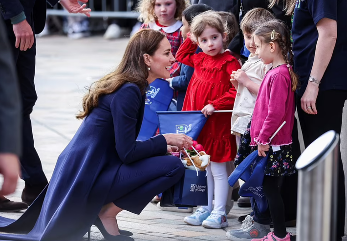 The two most emotional moments of Princess Kate and her husband in a new event with delicate gestures - Photo 3.