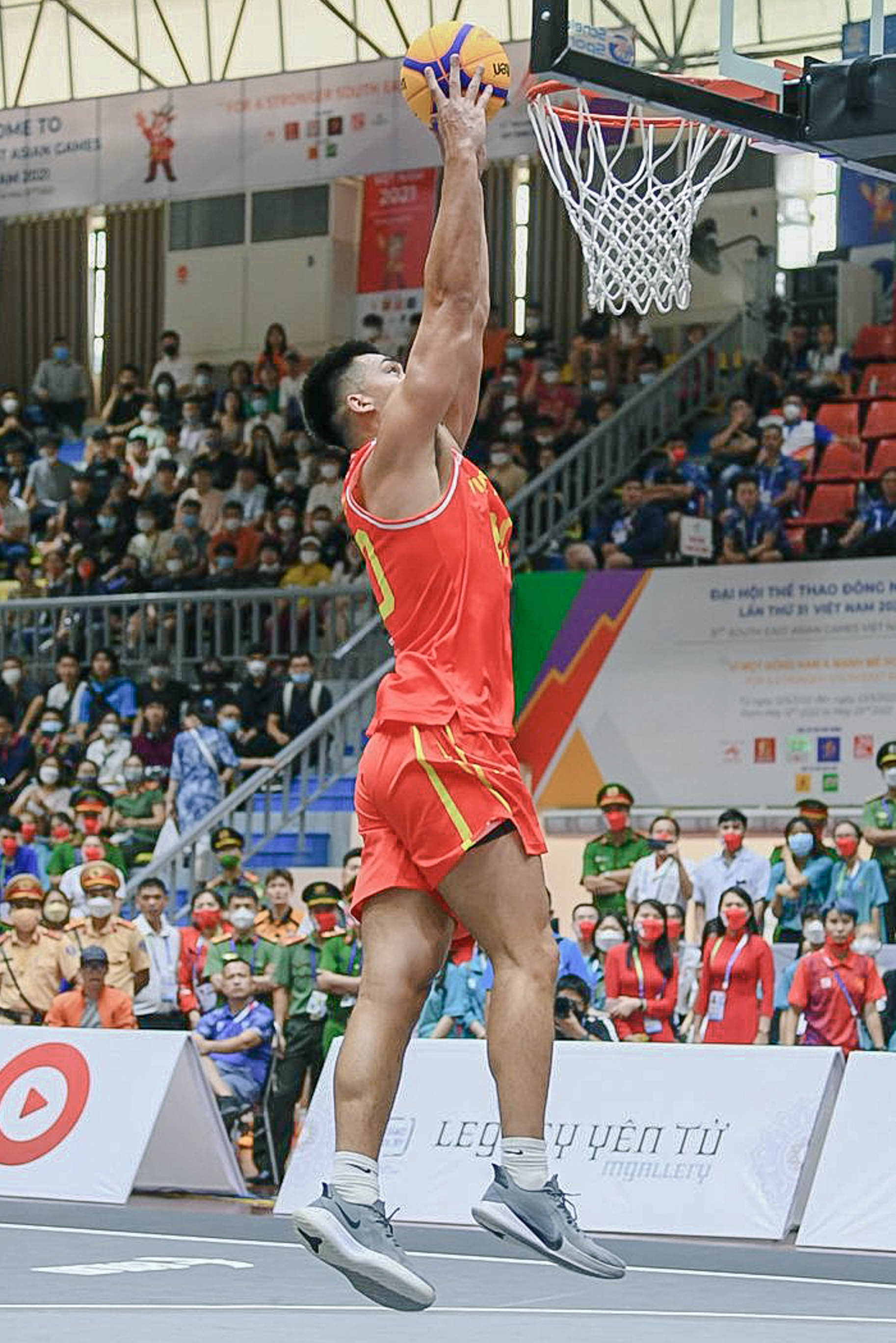 Tuyển bóng rổ Việt Nam vỡ òa sau chiến thắng siêu kịch tính trước đối thủ Thái Lan ở SEA Games 31 - Ảnh 4.