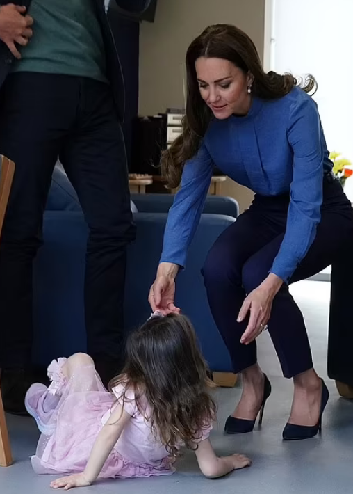 The two most emotional moments of Princess Kate and her husband in a new event with delicate gestures - Photo 4.