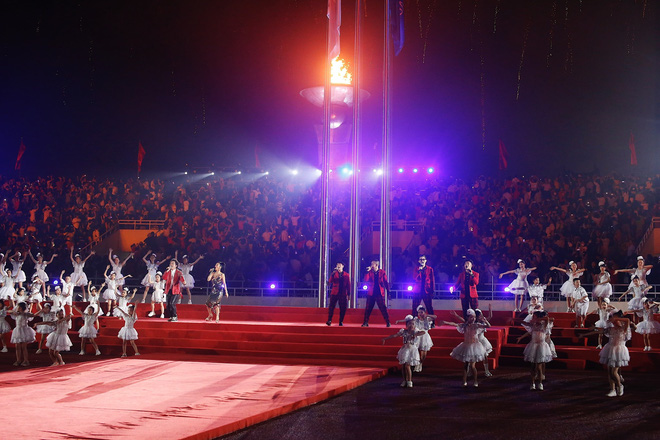 Nghệ sĩ Việt tưng bừng, hạnh ph&uacute;c trong lễ khai mạc SEA Games 31 - Ảnh 8.