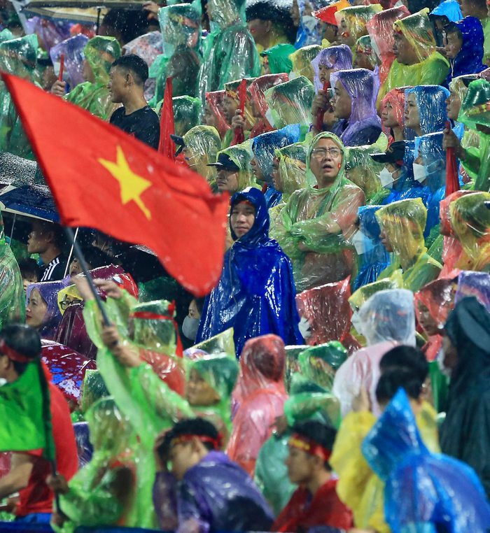 CĐV đội mưa 3 trận liền cổ vũ U23 Việt Nam - Ảnh 7.