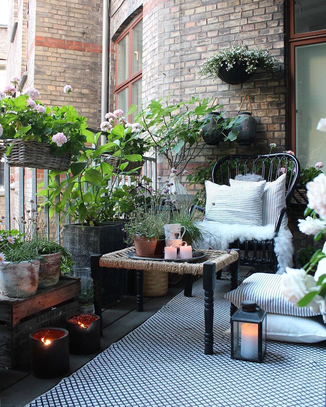 Turn a small balcony into a relaxing corner at home in Scandinavian style - Photo 8.