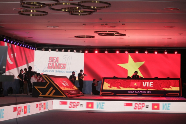 Choáng ngợp với không khí sôi nổi và chuyên nghiệp của Esports trong ngày thi đấu đầu tiên tại SEA Games 31 - Ảnh 9.