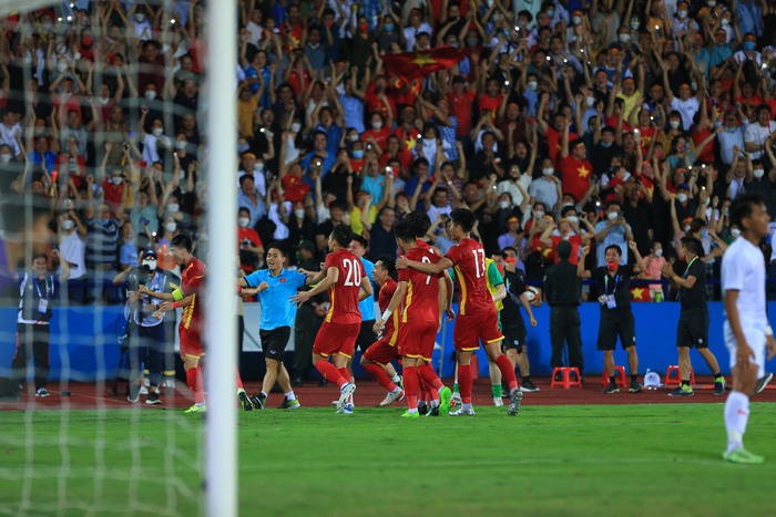 Khoảnh khắc đẹp: Đỗ Hùng Dũng ăn mừng cuồng nhiệt khi ghi bàn mở toang cánh cửa vào bán kết cho U23 Việt Nam - Ảnh 5.