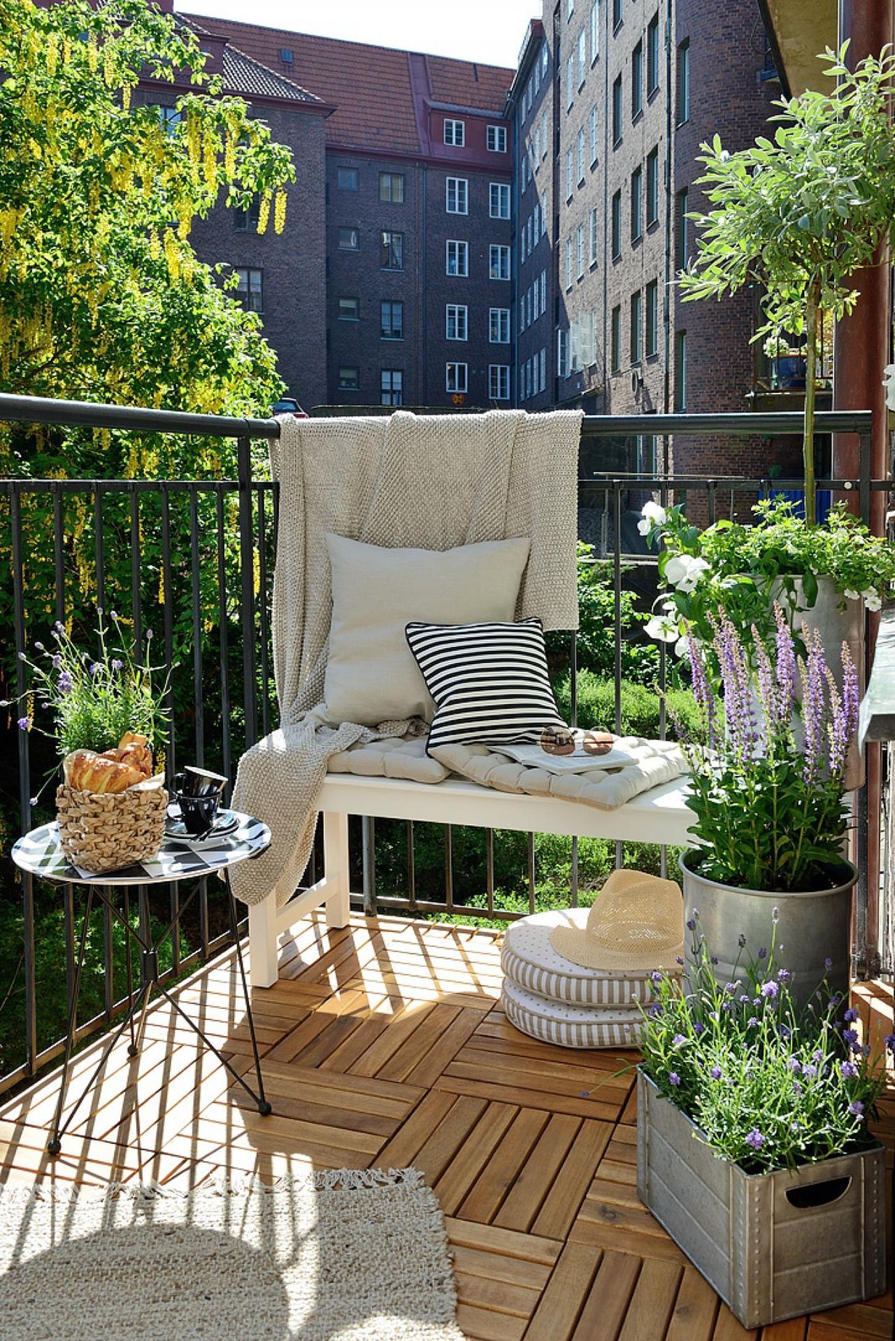 Turn a small balcony into a relaxing corner at home in Scandinavian style - Photo 10.