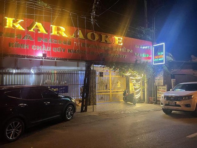 Cảnh sát bao vây tụ điểm mại dâm, ma túy núp bóng quán karaoke - Ảnh 1.