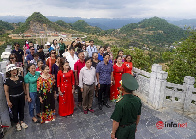 Du lịch Hà Giang chuyển mình, du khách đắm chìm trước cảnh đẹp mê hồn của vùng cao nguyên đá  - Ảnh 1.