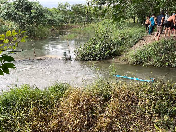 Found the bodies of 2 boys drowned in the canal in Binh Phuoc - Photo 1.