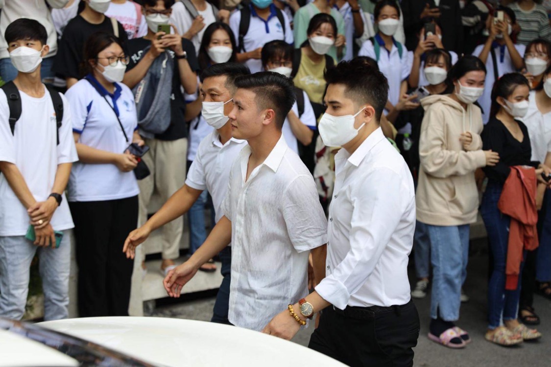 Quang Hai player wearing a white shirt appeared as a male god in Can Tho, with the presence of his rumored girlfriend - Photo 1.