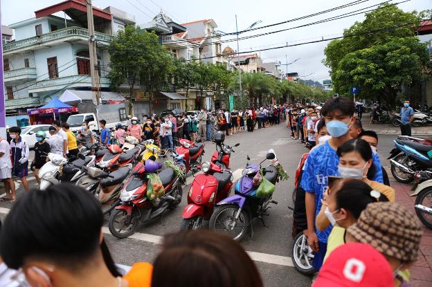 Người hâm mộ xếp hàng từ sáng sớm nhận vé xem tuyển nữ Việt Nam thi đấu tại SEA Games 31 - Ảnh 3.