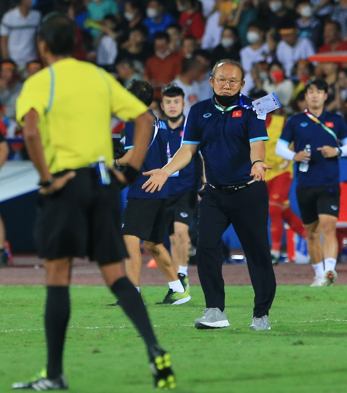 Chùm ảnh: HLV Park Hang-seo có biểu cảm khó hiểu khi trọng tài không thổi 11m cho U23 Việt Nam - Ảnh 4.